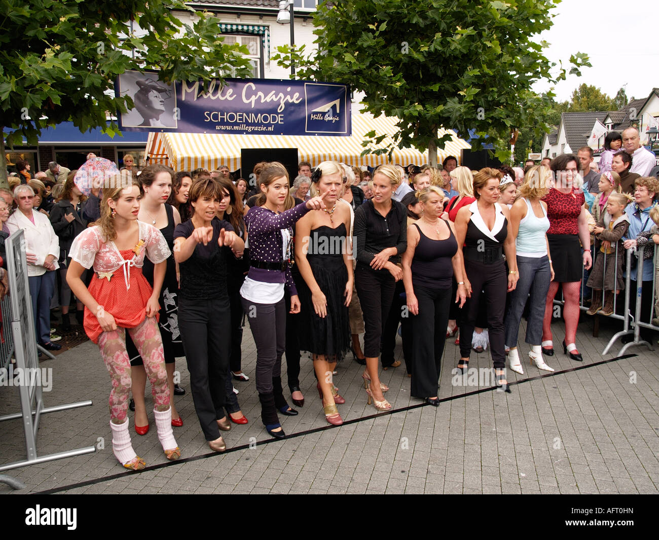 Avviare lineup di un tacco alto gara con belle ragazze donne competono wijchen paesi bassi spot il drag queen Foto Stock