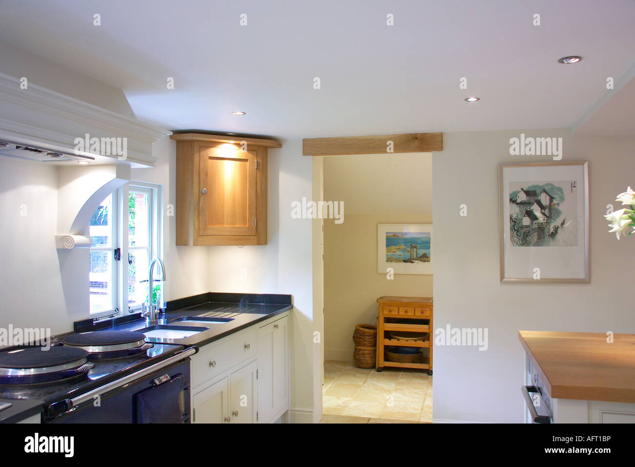 Sopra Downlighting pine angoliera in una moderna cucina bianca con il nero  Aga Foto stock - Alamy