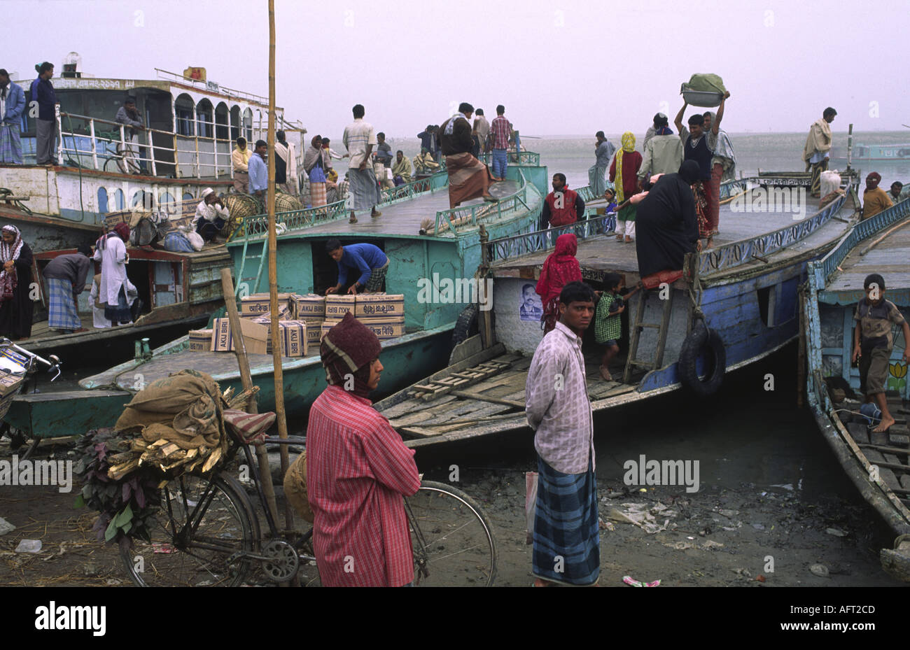 Gli abitanti di un villaggio di pescatori e in Haor o zona umida regione del nord est del Bangladesh Foto Stock