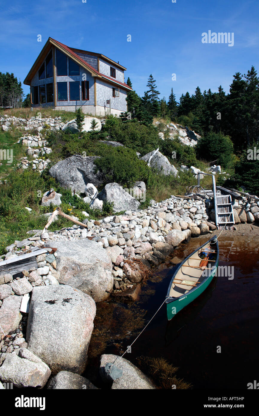 Progettato alternativa waterfront house,ormeggiato a Old Town canoe, Nova Scotia, Canada Atlantico, Nord America.Foto di Willy Matheisl Foto Stock