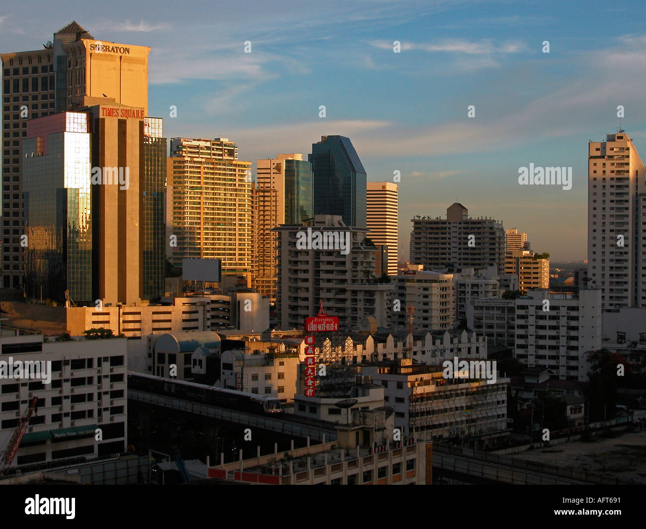 Centro citta' vista sullo skyline di tutta la zona di Asoke Bangkok in Thailandia Foto Stock