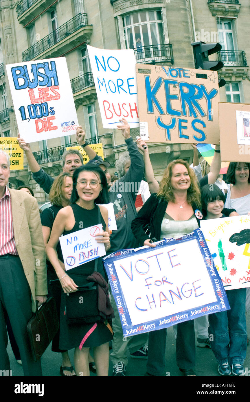 Parigi FRANCIA, Medium Crowd People, Mixed Group in Anti War Demonstration di una ONG americana, protesta per la pace, foto d'epoca, operatori della campagna Foto Stock