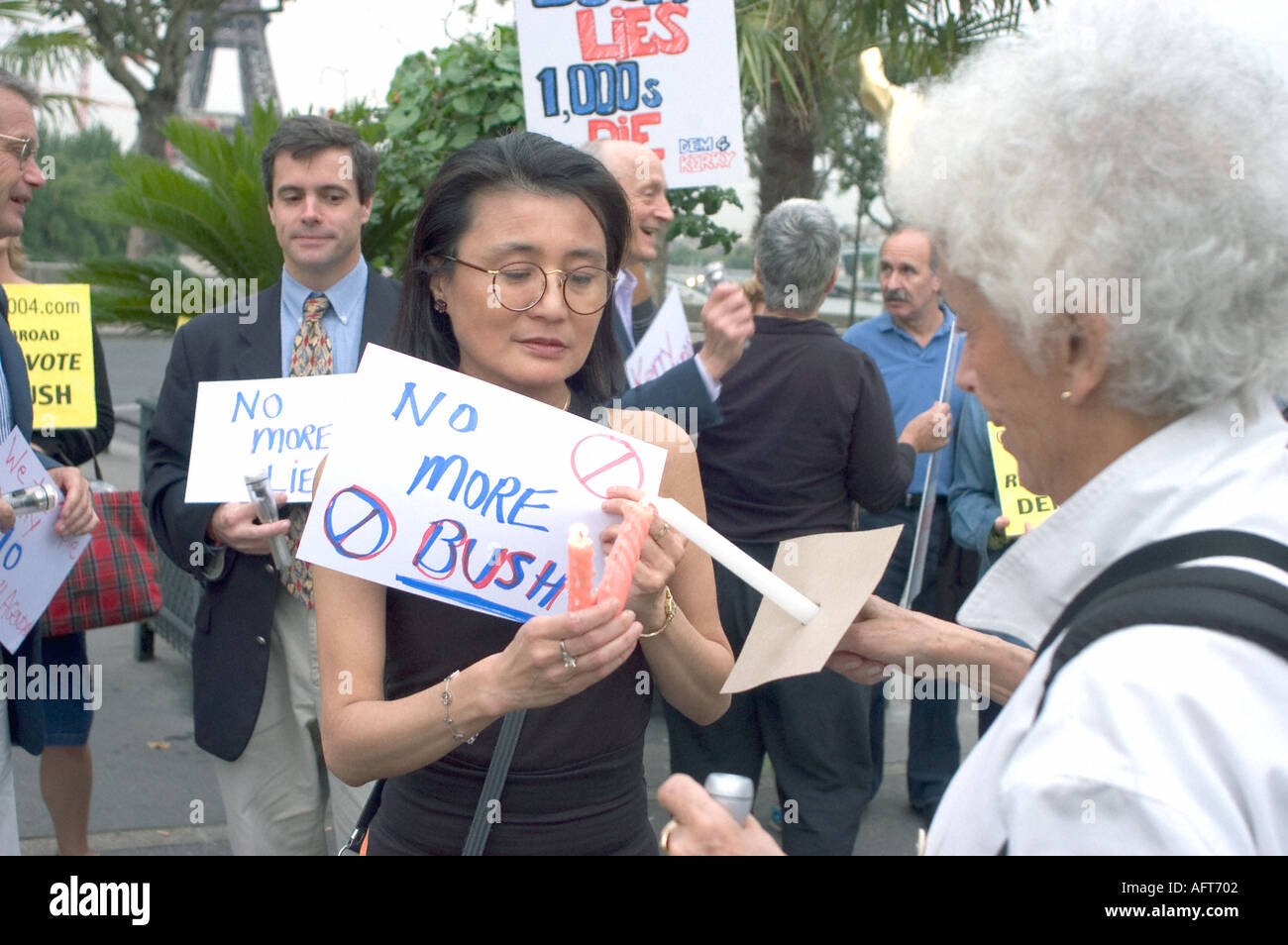 Parigi FRANCIA, Asian Woman in "Anti Bush" Demonstration by American Ex patriots in Paris "Dems Abroad" Association, vintage Photos campaign Workers Foto Stock