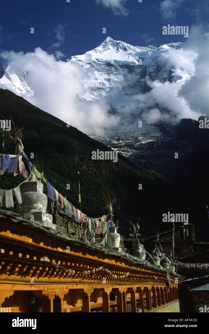 Annapurna II come si vede dal vecchio Pisang Nepal Foto Stock
