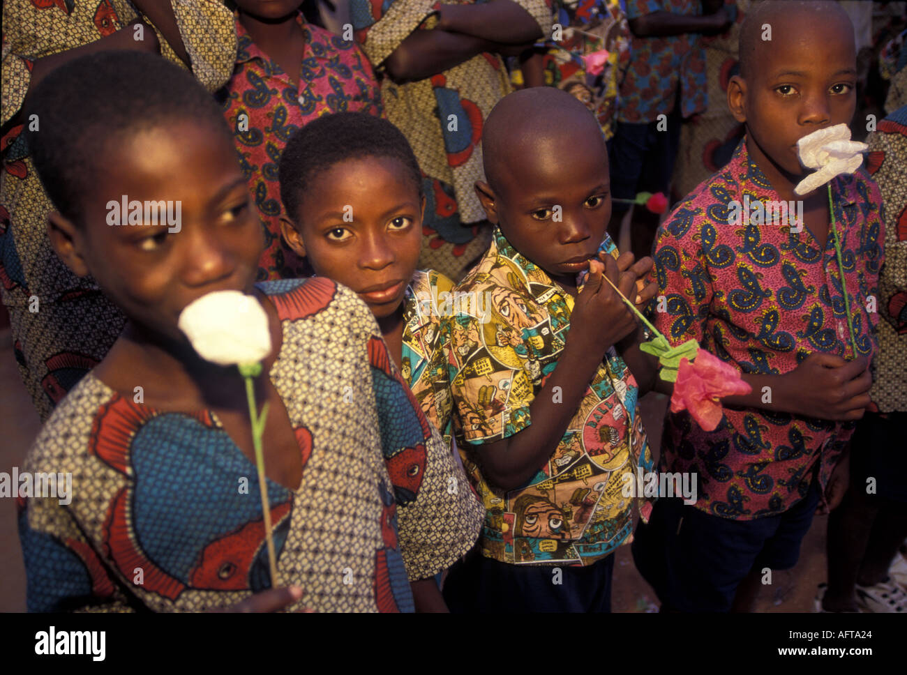 Angola orfani di guerra in attesa dei fiori per ONG visita VIP Foto Stock