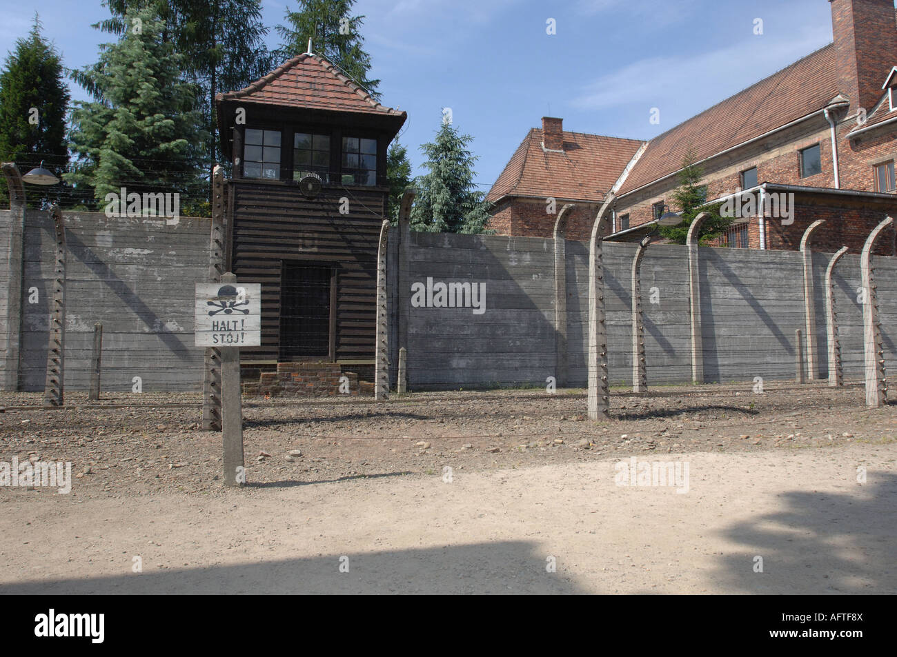 Firmare all'entrata al campo di concentramento di Auschwitz indicando fermare. Foto Stock