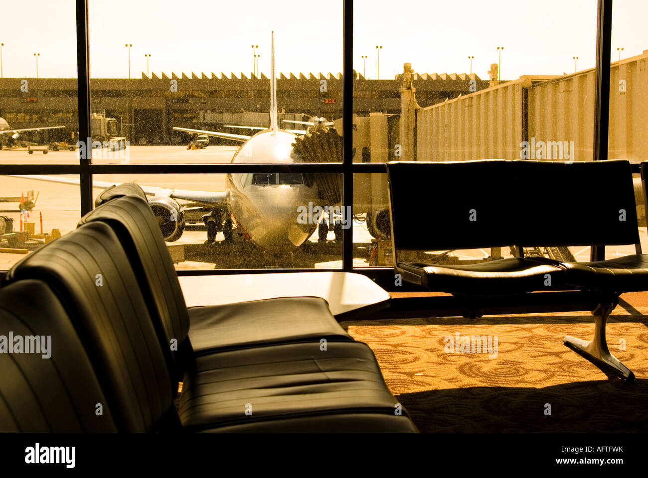 Dall'aeroporto di Philadelphia Stati Uniti d'America gate di partenza ci interno aria piano di viaggio sede docking giorno vuoto da viaggio aereo Aviazione volo Foto Stock