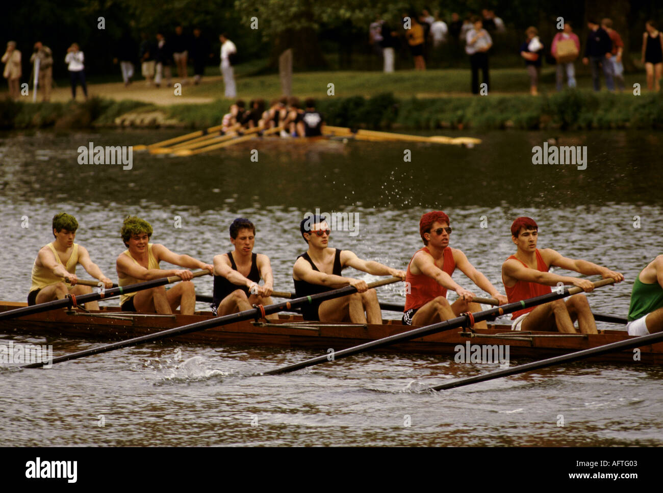 La Oxford University Eights Week, conosciuta anche come Summer Eights, è una regata annuale di quattro giorni sul fiume Isis. 1980 studenti britannici tinti capelli HOMER SYKES Foto Stock