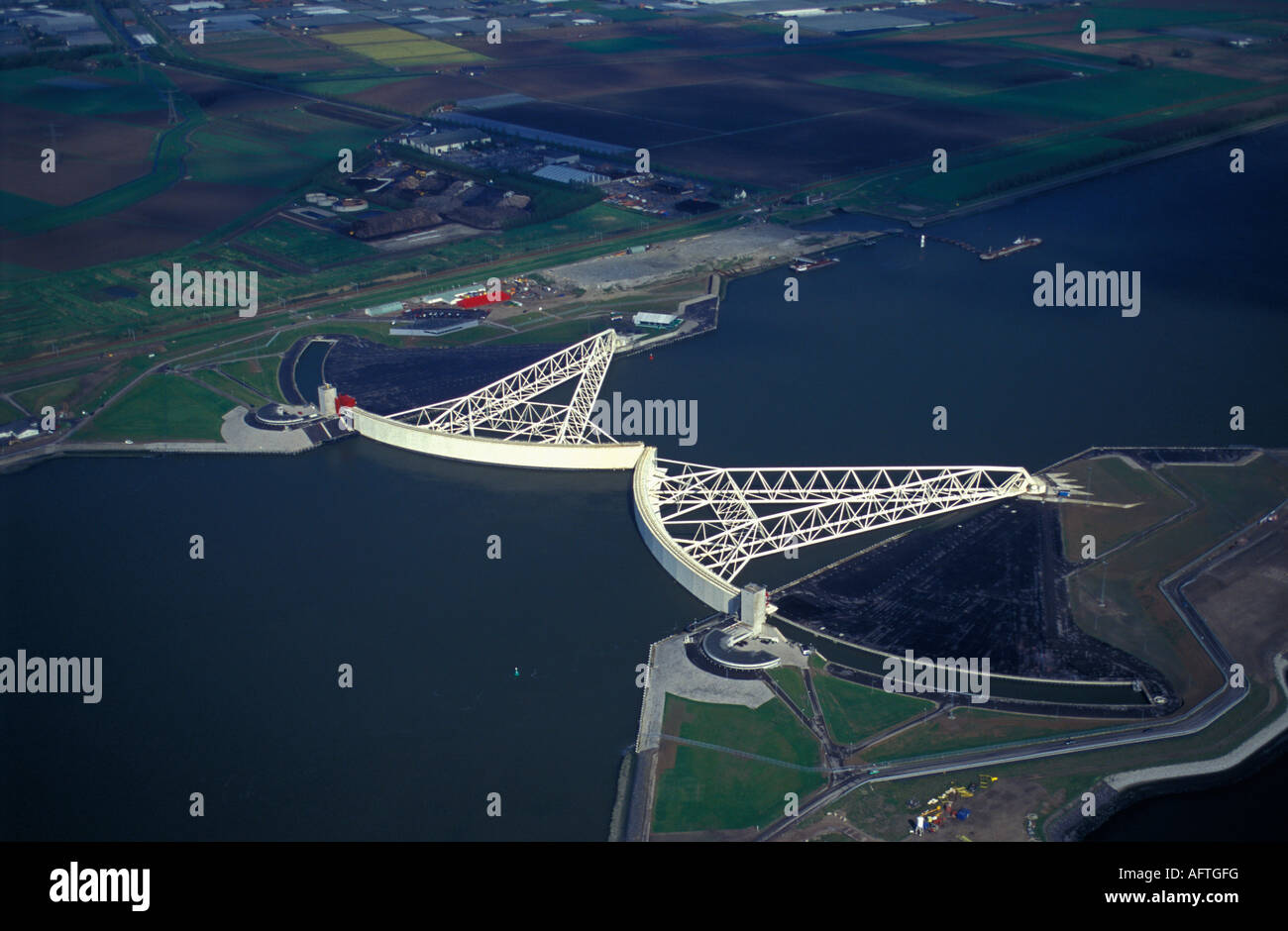 Paesi Bassi, Rotterdam, chiuso Mareggiata barriera denominata barriera Maeslant Maeslantkering o. Parte delle opere del Delta. Antenna. Foto Stock