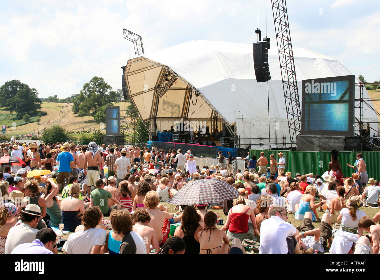 La folla guardando un atto di musica sul palcoscenico del big chill festival di musica, Eastnor, Inghilterra. Foto Stock