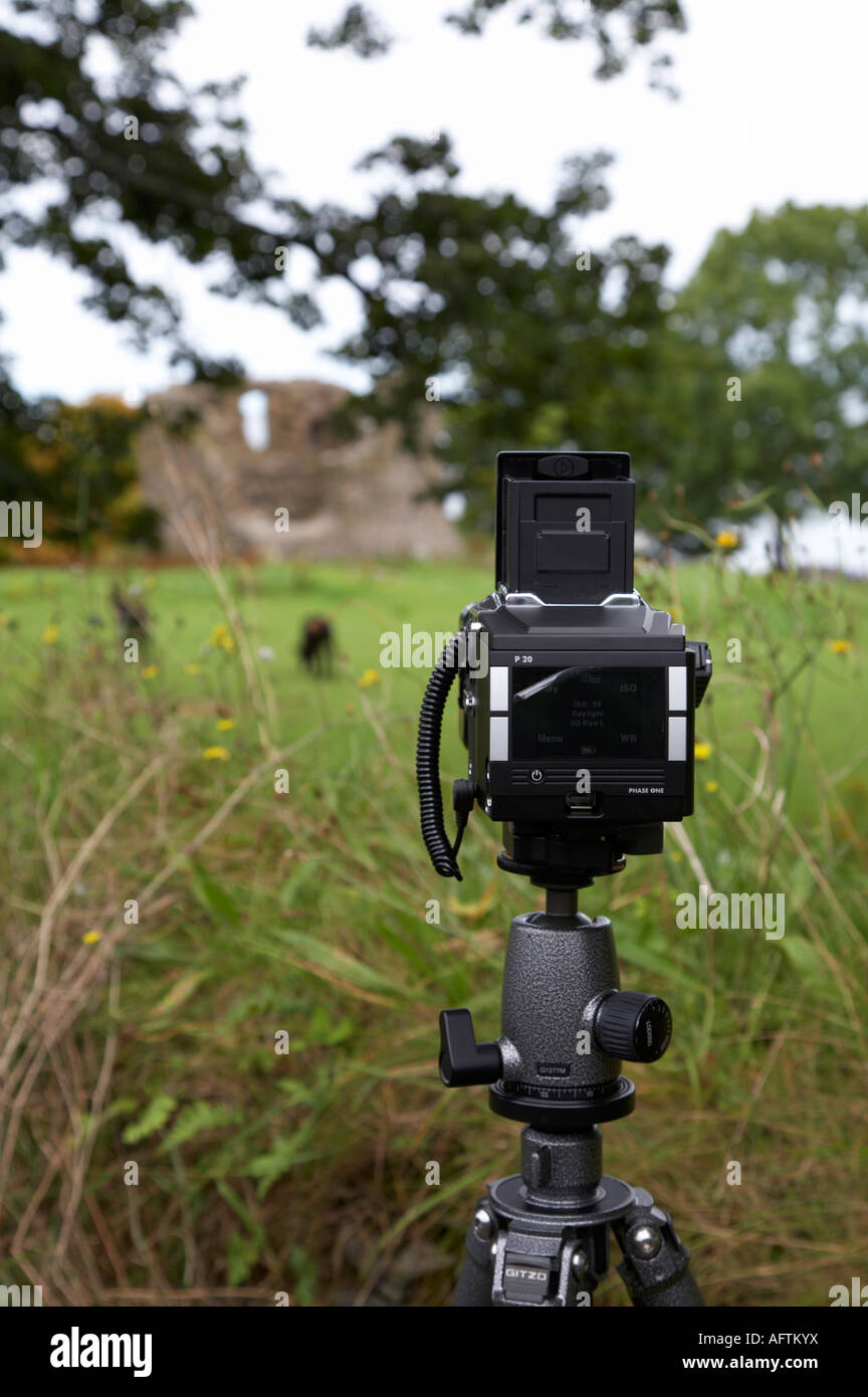 Fotocamera Hassleblad con fase un dorso digitale impostato sulla testa del treppiede per scattare foto di paesaggi fuori cushendun Irlanda del Nord Foto Stock