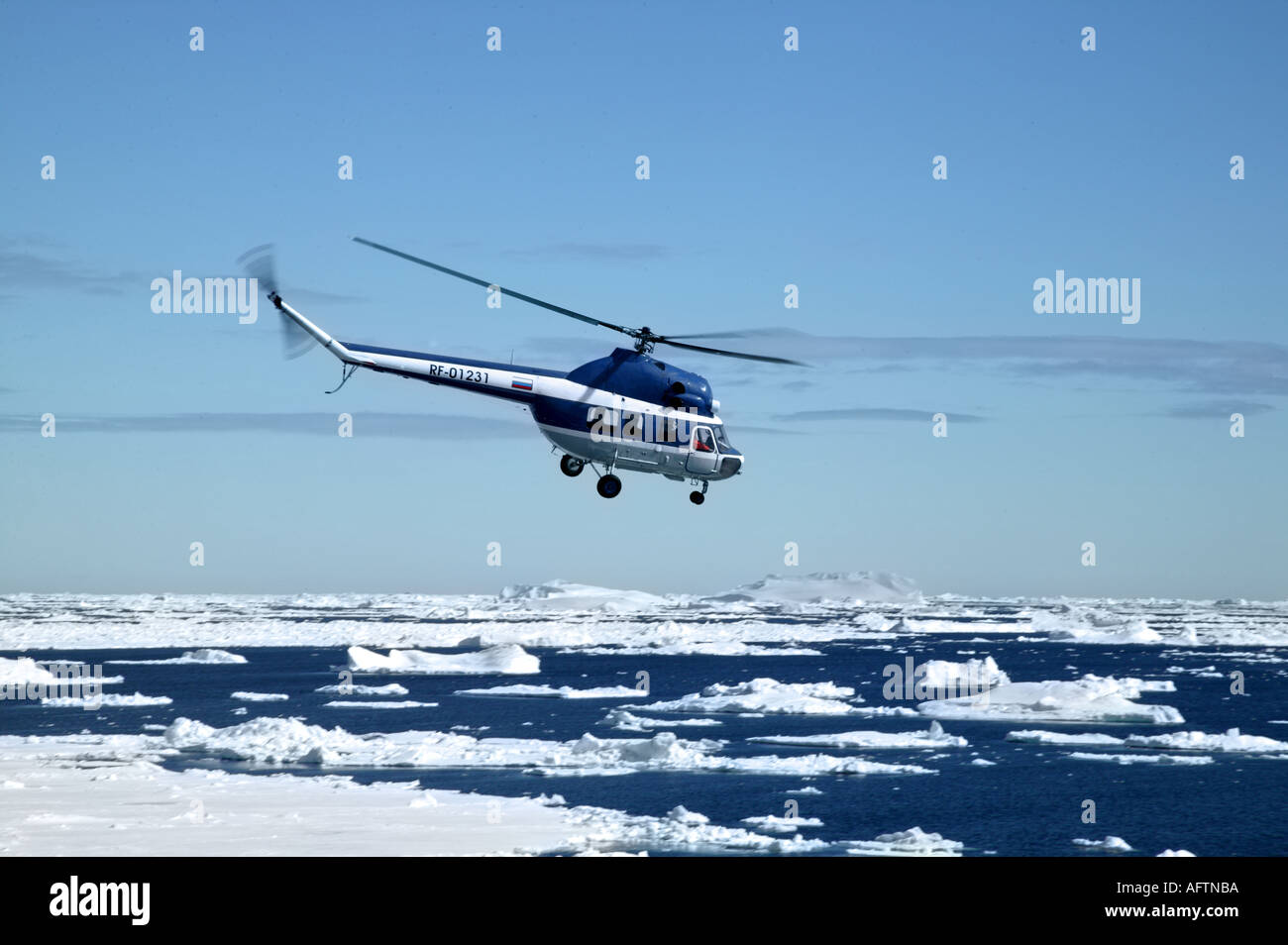 Elicottero russo volando sul mare ghiacciato, Mare di Weddell Antartide Foto Stock
