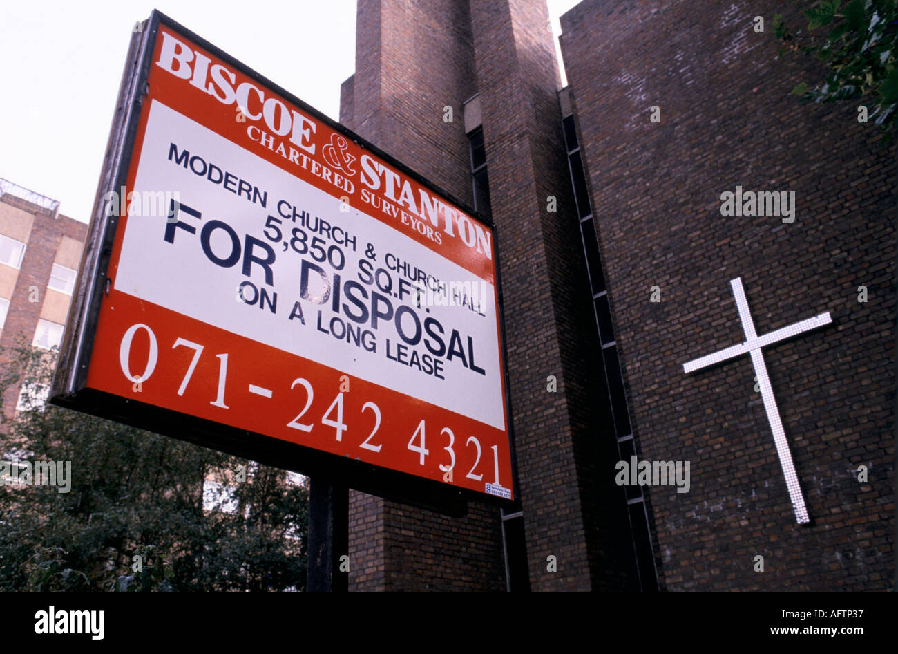 Chiesa del Regno Unito in vendita. Consiglio di vendita agenti immobiliari. Londra 1990s circa 1995 Inghilterra HOMER SYKES. Foto Stock