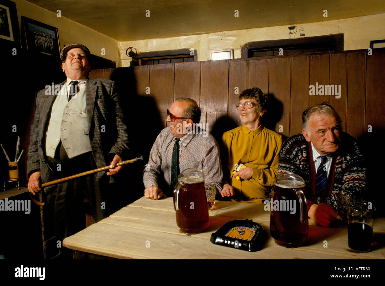 Narrazione di storie, recitare poesie i contadini si riuniscono al pub Kings Head The Low House la domenica mattina 1980s 1985 Laxfield Suffolk UK Foto Stock