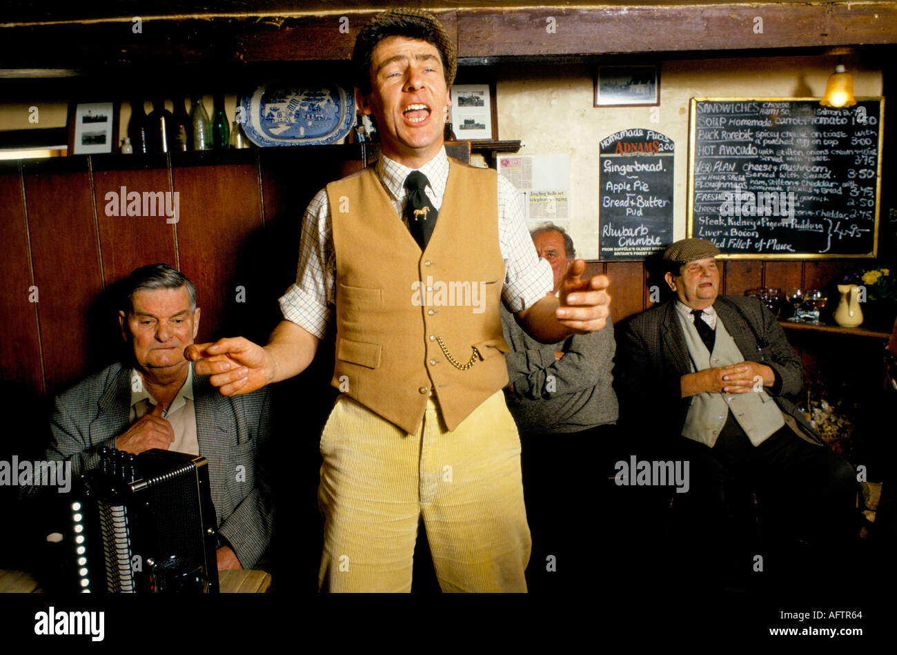 Cantando canzoni popolari tradizionali contadini e contadini si riuniscono al pub Kings Head The Low House la domenica per il tradizionale Laxfield Suffolk UK degli anni '1980 del 1985 Foto Stock