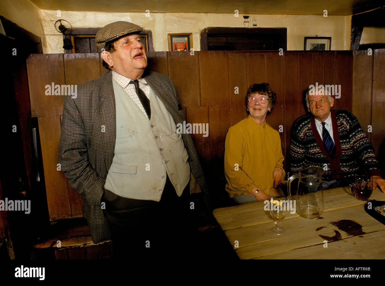 Storia tradizionale che racconta la poesia i contadini si riuniscono al pub Kings Head The Low House la domenica mattina 1980s 1985 Laxfield Suffolk Foto Stock