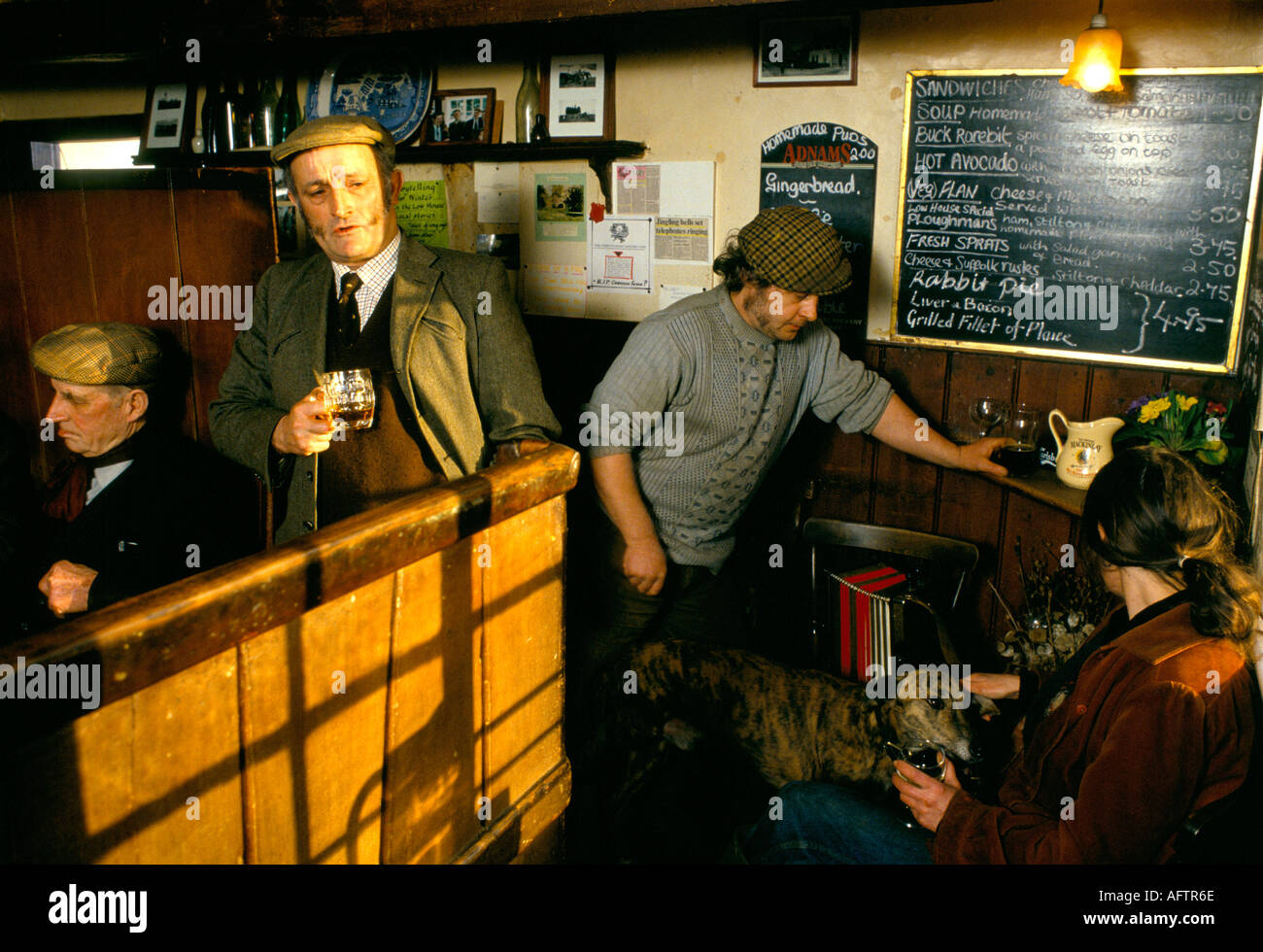 I contadini si riuniscono al pub Kings Head The Low House di Laxfield per raccontare storie tradizionali, recitare poesie domenica mattina 1980 nel Regno Unito Foto Stock