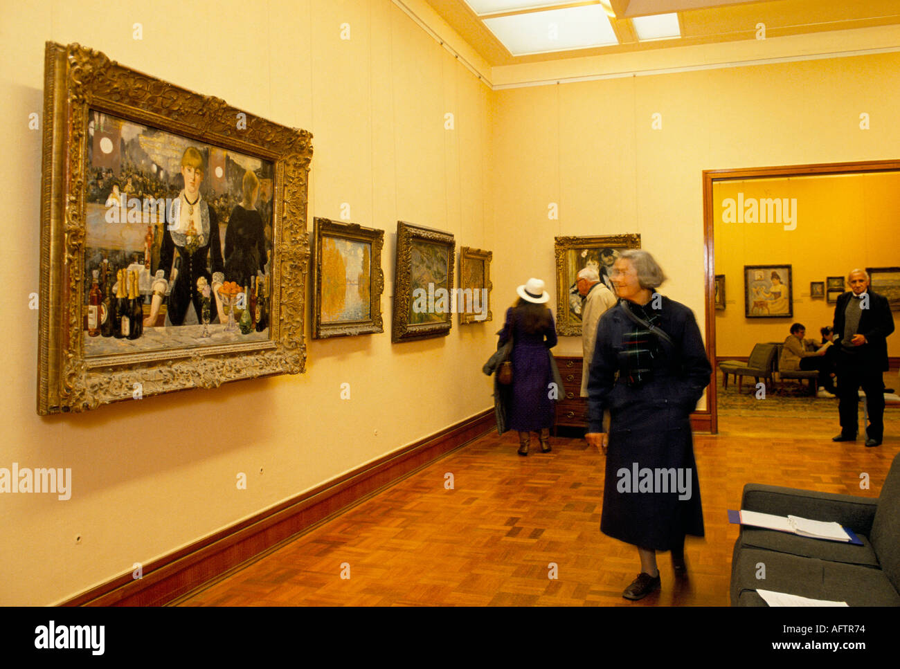 Courtauld Art Gallery Somerset House Londra 22 marzo 1990 1990s Regno Unito. Un bar al Folies-Bergère Édouard Manet persone che guardano i dipinti. Foto Stock