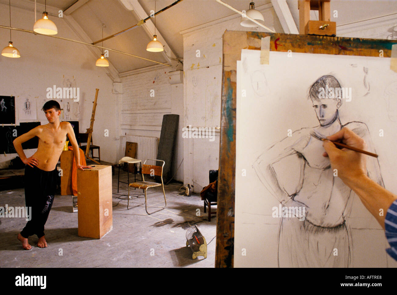 Classe di disegno di vita, artista modello al lavoro, che lavora su un disegno Heatherley School of fine Art, Fulham Londra anni '1990 Regno Unito 1991 HOMER SYKES Foto Stock