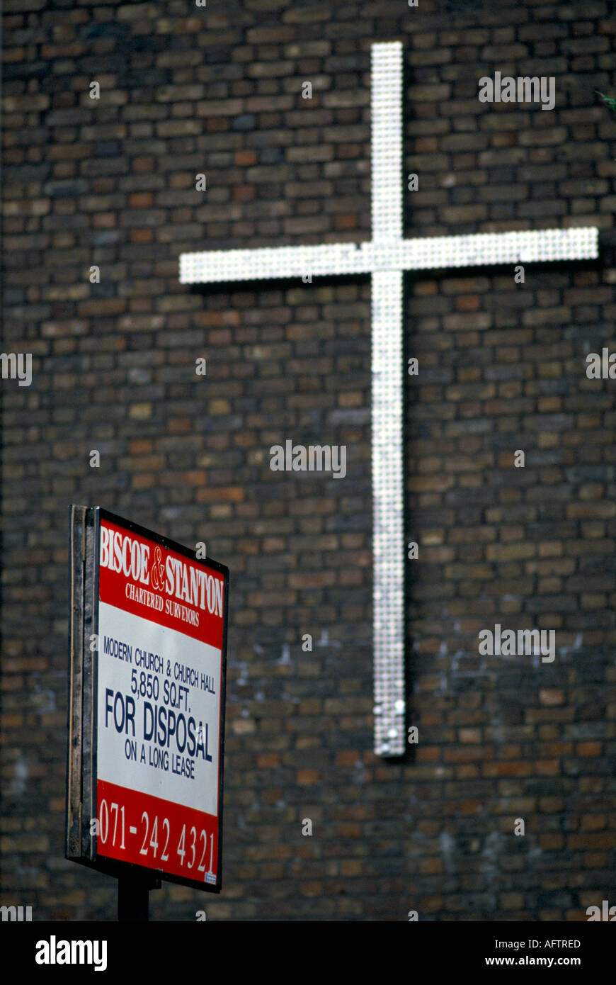 Chiesa in vendita Regno Unito . Consiglio di vendita agenti immobiliari. Londra 1990s circa 1995 Inghilterra HOMER SYKES. Foto Stock