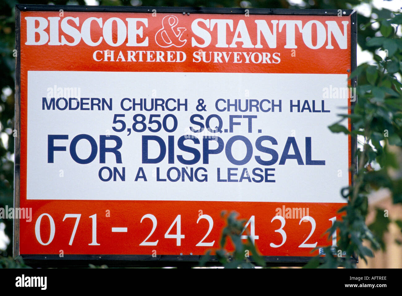 Chiesa in vendita Regno Unito . Consiglio di vendita agenti immobiliari. Londra 1990s circa 1995 Inghilterra HOMER SYKES. Foto Stock