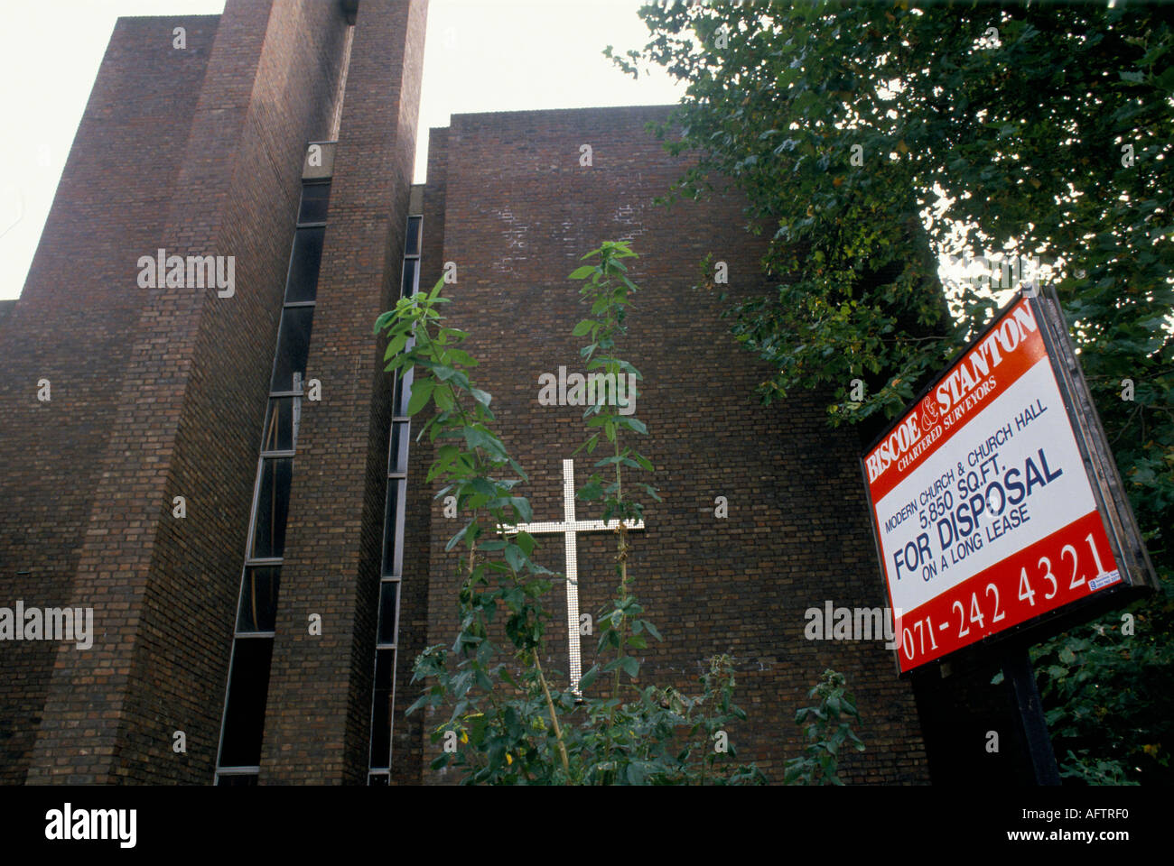 Chiesa in vendita Regno Unito . Consiglio di vendita agenti immobiliari. Londra 1990s circa 1995 Inghilterra HOMER SYKES. Foto Stock