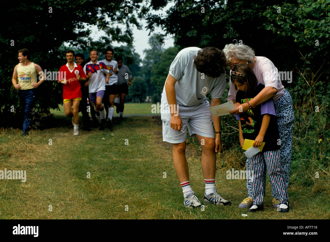 Orienteering domenica mattina incontro con persone che studiano la mappa. Evento organizzato dal consiglio Croydon. Surrey maggio 1991 1990s UK HOMER SYKES Foto Stock