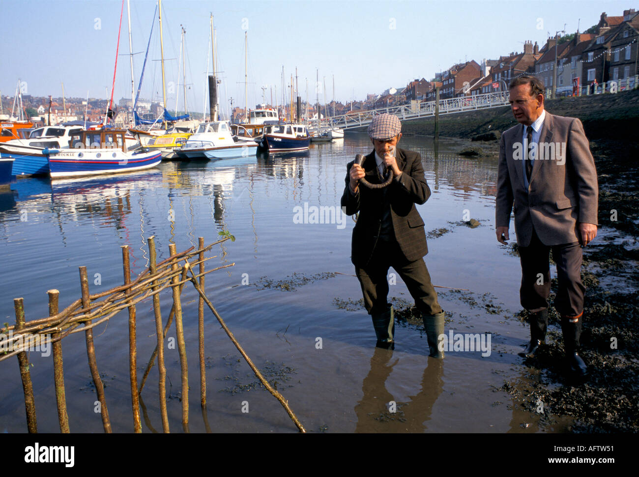 Whitby Penny Hedge o Penance Hedge Yorkshire evento annuale il Mattina di Ascensione Eve Horn soffiatore costruire la siepe anni '90 REGNO UNITO HOMER SYKES Foto Stock