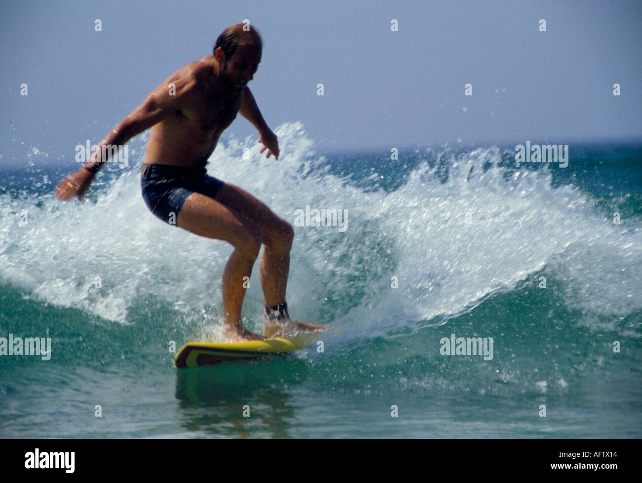 Surf anni '1980 Regno Unito. Penhale Beach, Perranporth, Cornovaglia Inghilterra circa 1985 HOMER SYKES Foto Stock