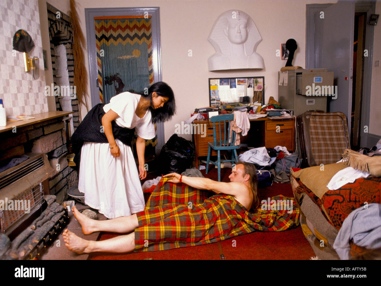 Il gruppo di rievocazione Clan, Seoras Wallace Chieftain del ‘Clan Wallace’ entrando nel tradizionale . Glasgow Scozia 1990 Regno Unito HOMER SYKES Foto Stock