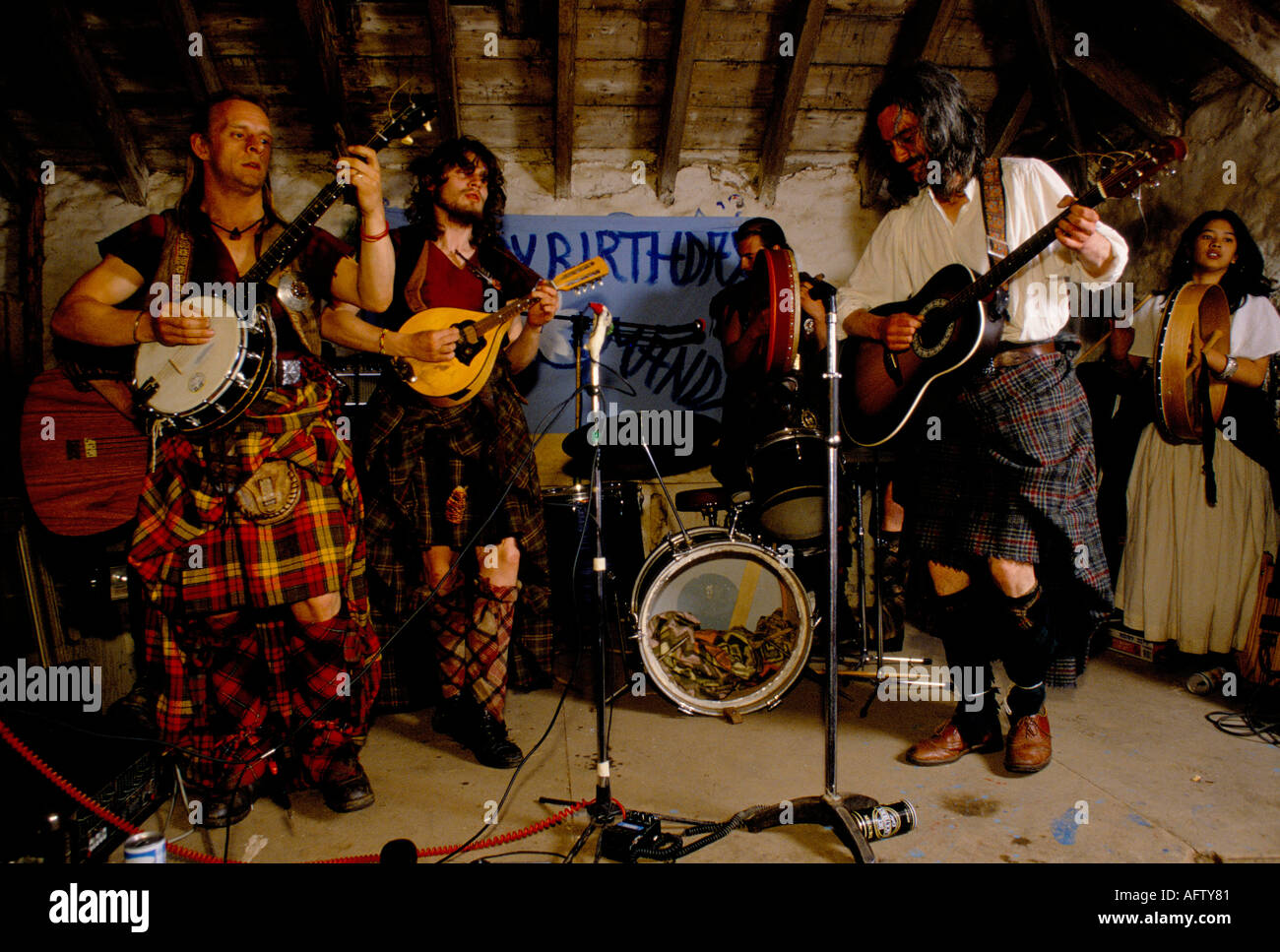 Ceilidh musica folk tradizionale scozzese, membri del gruppo che indossano tradizionali kilt tartan - abito delle Highland. Argyll e Bute, Scozia anni '1995 1990 Regno Unito Foto Stock