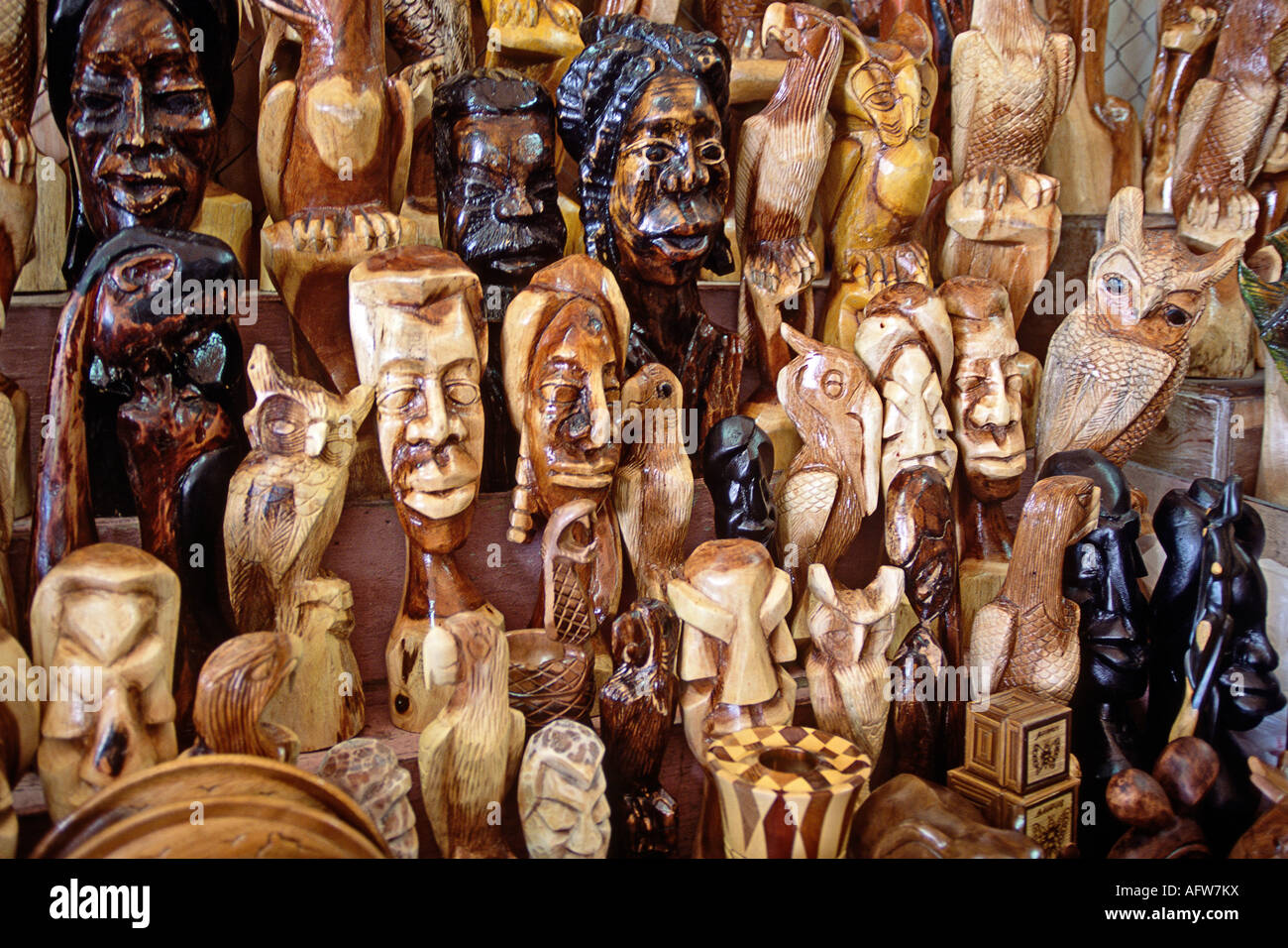 Scolpiti in legno oggetti in vendita presso teh Il Mercato della paglia in Nassau Bahamas Foto Stock