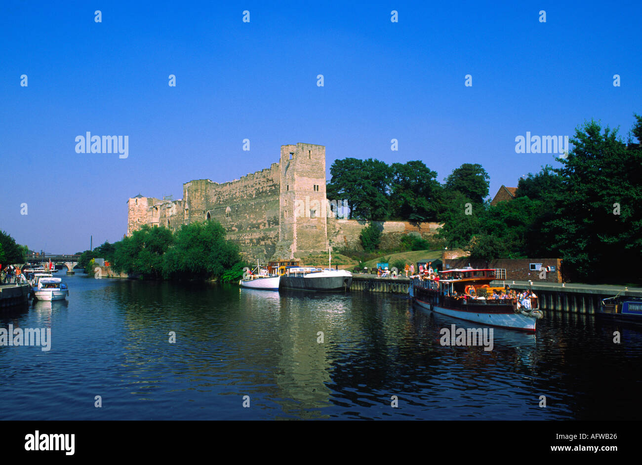 Fiume Trento e le rovine del castello di Newark Nottinghamshire Inghilterra Foto Stock