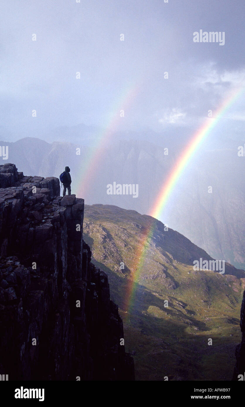 Camminatore di montagna e rainbow, Glencoe, Scozia Foto Stock