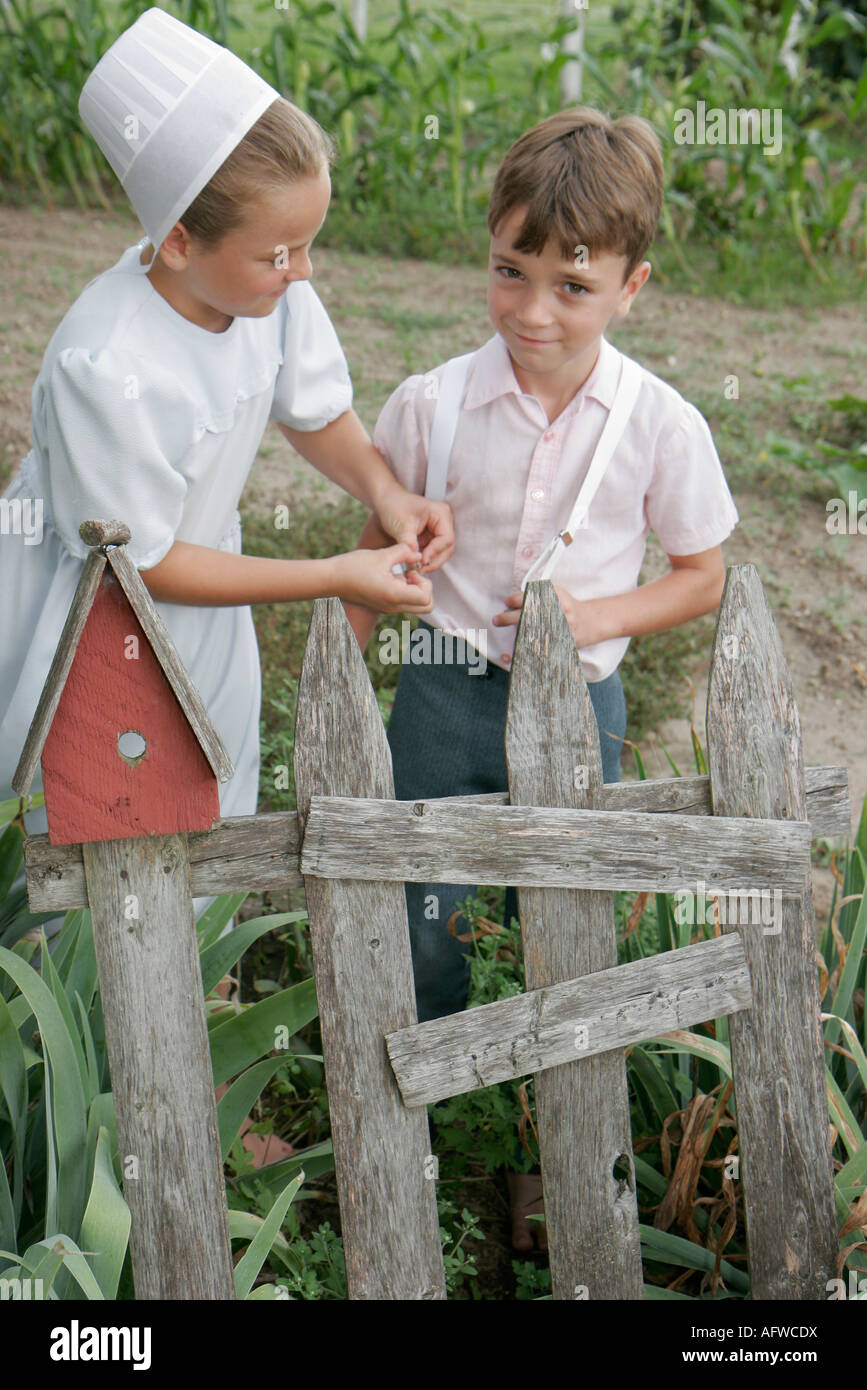 Shipshewana Indiana, Amish Farm Tour, ragazzi ragazzi ragazzi ragazzi adulti ragazzi ragazza maschio, ragazze femmina bambini bambini bambini bambini bambini bambini, sospenditori, giardino, visite turistiche tour Foto Stock