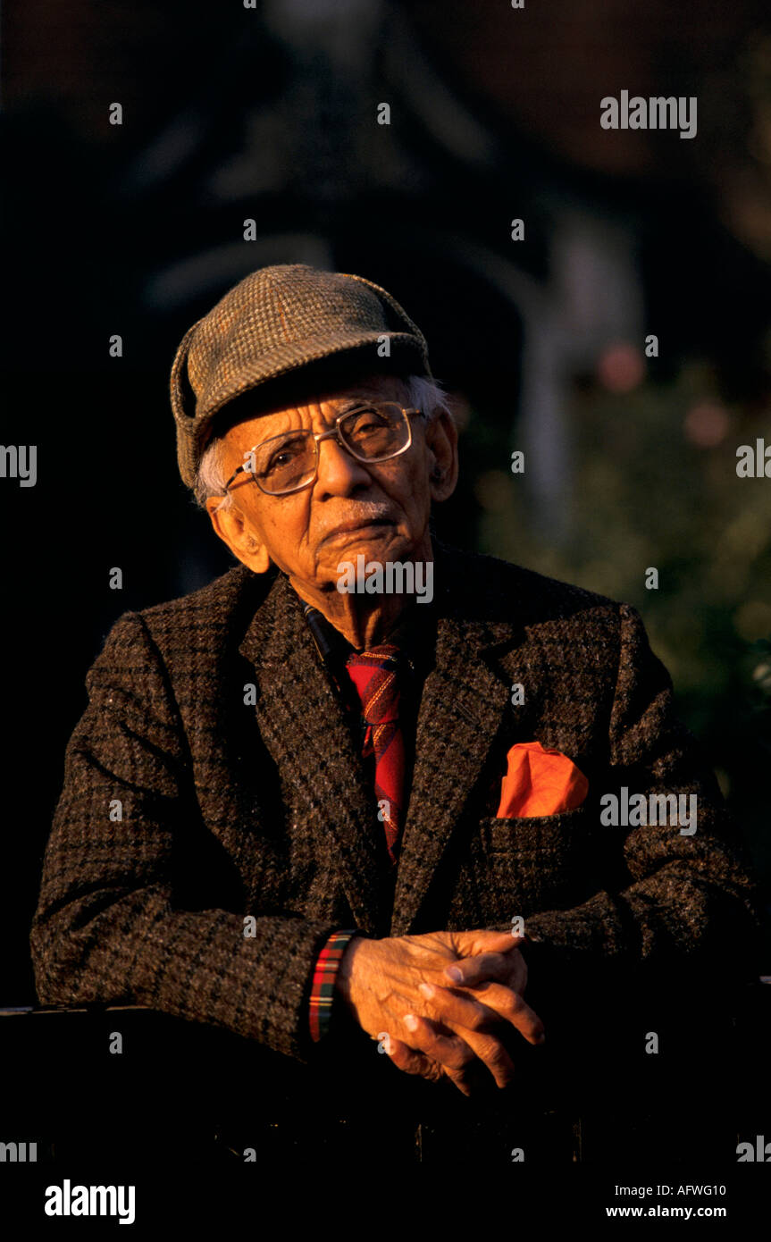 Nirad Chaudhuri ritratto fuori casa sua a Oxford. Anglofilo scrittore filosofo, studioso circa 1995 1990s HOMER SYKES Foto Stock