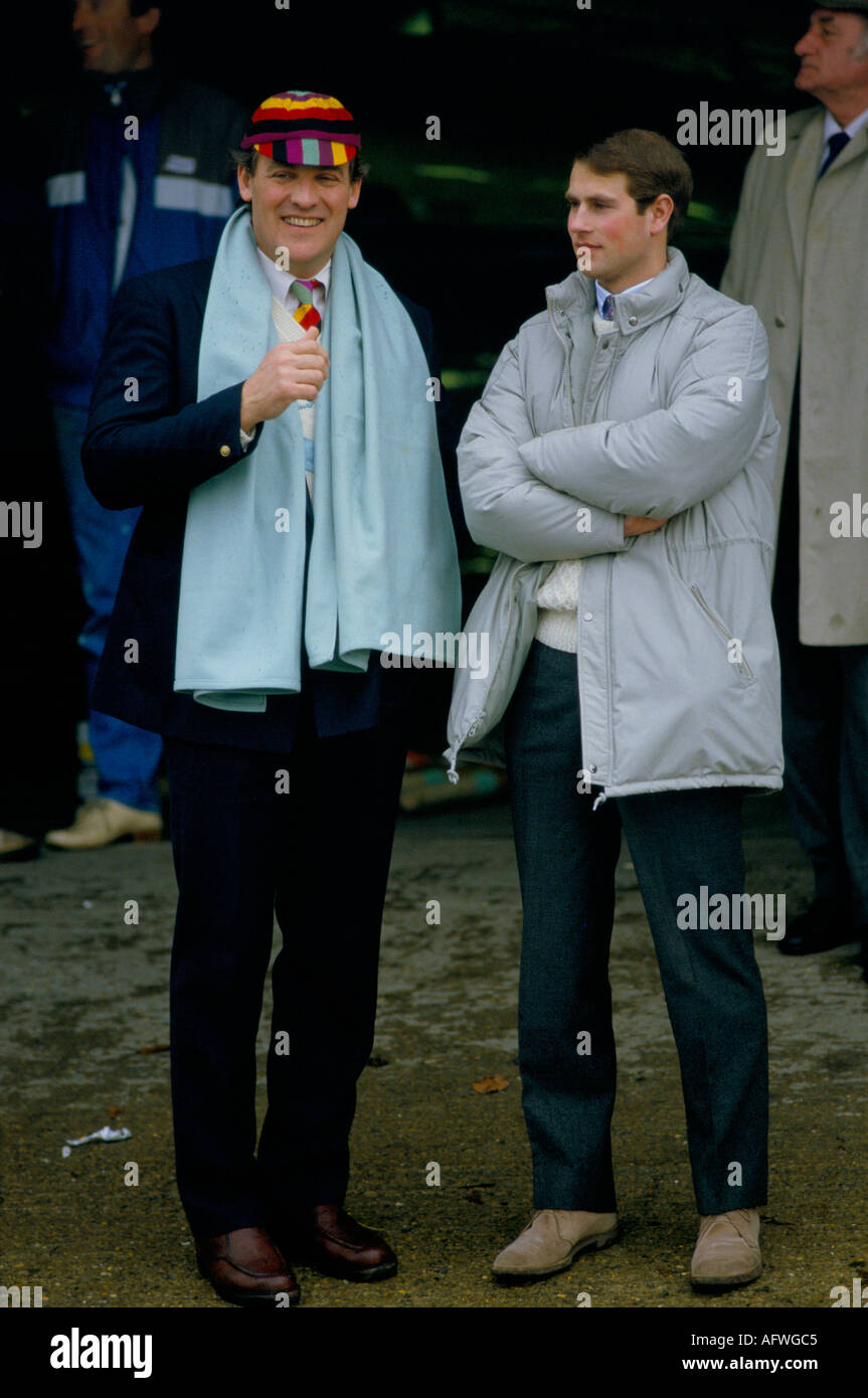 Prince Edward Royal Family 1980s, Oxford Cambridge University Boat Race. Patrick Delafield nel cappellino del club degli Archetypals. Putney London 1986 UK HOMER SYKES Foto Stock