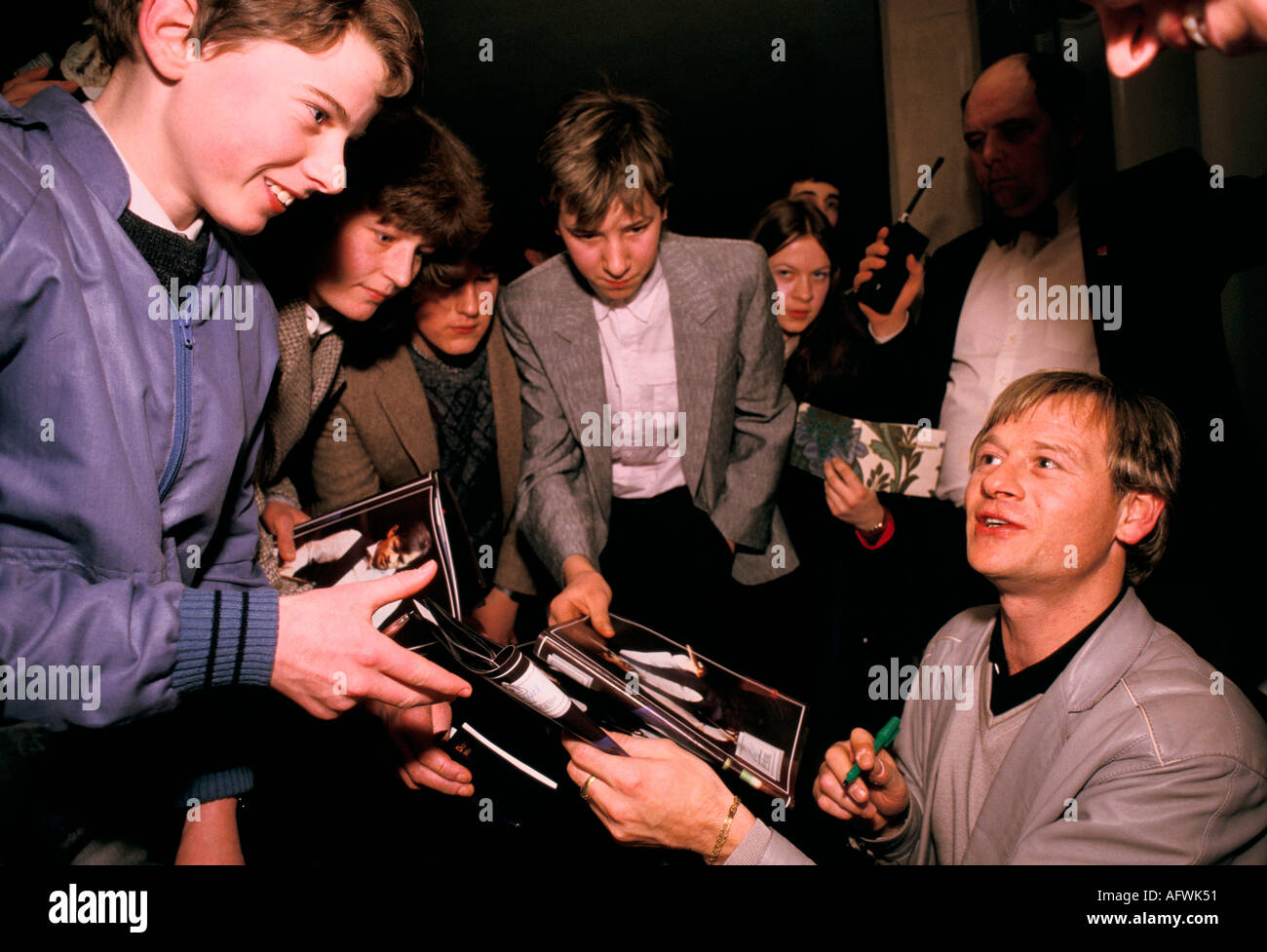 Alex Higgins 1980 firma autografi dopo un torneo di partita Preston Lancashire Circa 1985 UK HOMER SYKES Foto Stock