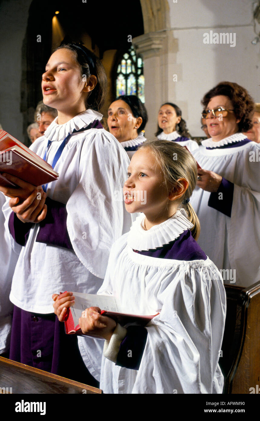 Santa Maria la Vergine chiesa coro Rye, Sussex anni '90. I giovani e gli adulti che si occupano di pratica prima del servizio della chiesa di domenica mattina. HOMER SYKES Foto Stock