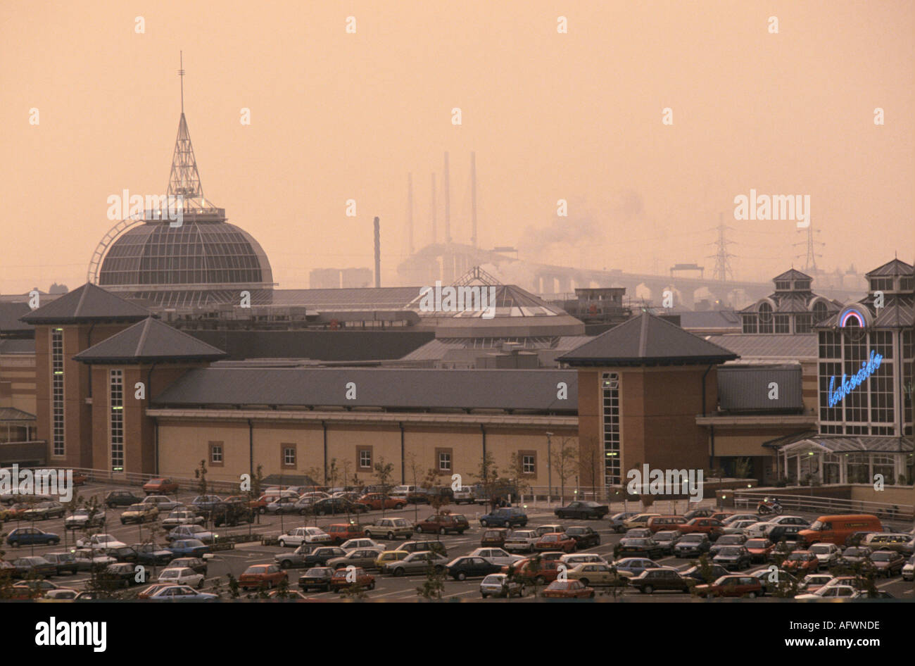 Centro commerciale Lakeside Lake Side Thurrock Essex River Thames e Dartford Bridge in lontananza parcheggio completo 1991 1990S UK HOMER SYKES Foto Stock