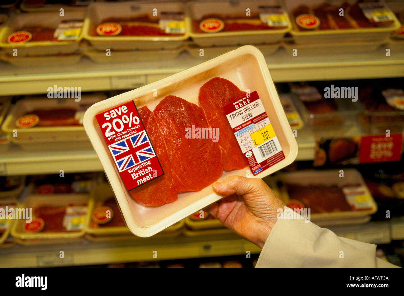 Sconto sul marchio British beef per risparmiare il 20% primo piano del pacchetto nel supermercato, la confezione reca una bandiera Union Jack. Londra anni '1990 UK HOMER SYKES Foto Stock