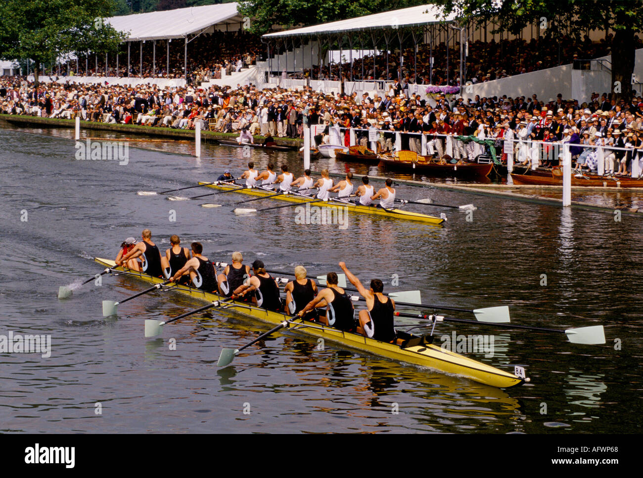 Linea finale sportiva vincente 1990s Henley Royal Regatta. La folla di Henley on Thames guarda la corsa in barca dalle sponde del fiume. 1995 UK HOMER SYKES Foto Stock