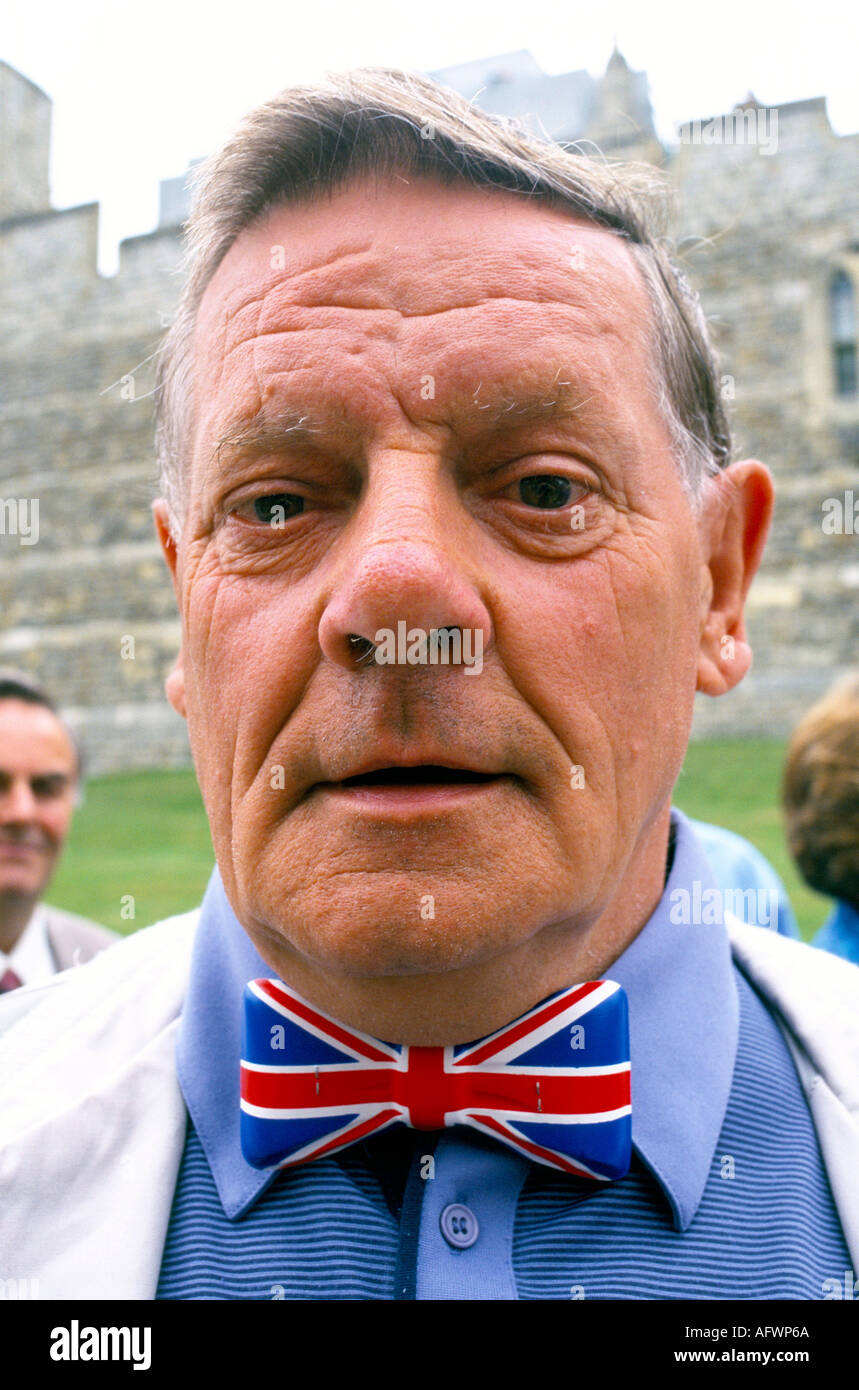 Uomo in un legame union jack ad arco al matrimonio del Principe Edoardo Windsor 1999 90s Inghilterra HOMER SYKES Foto Stock