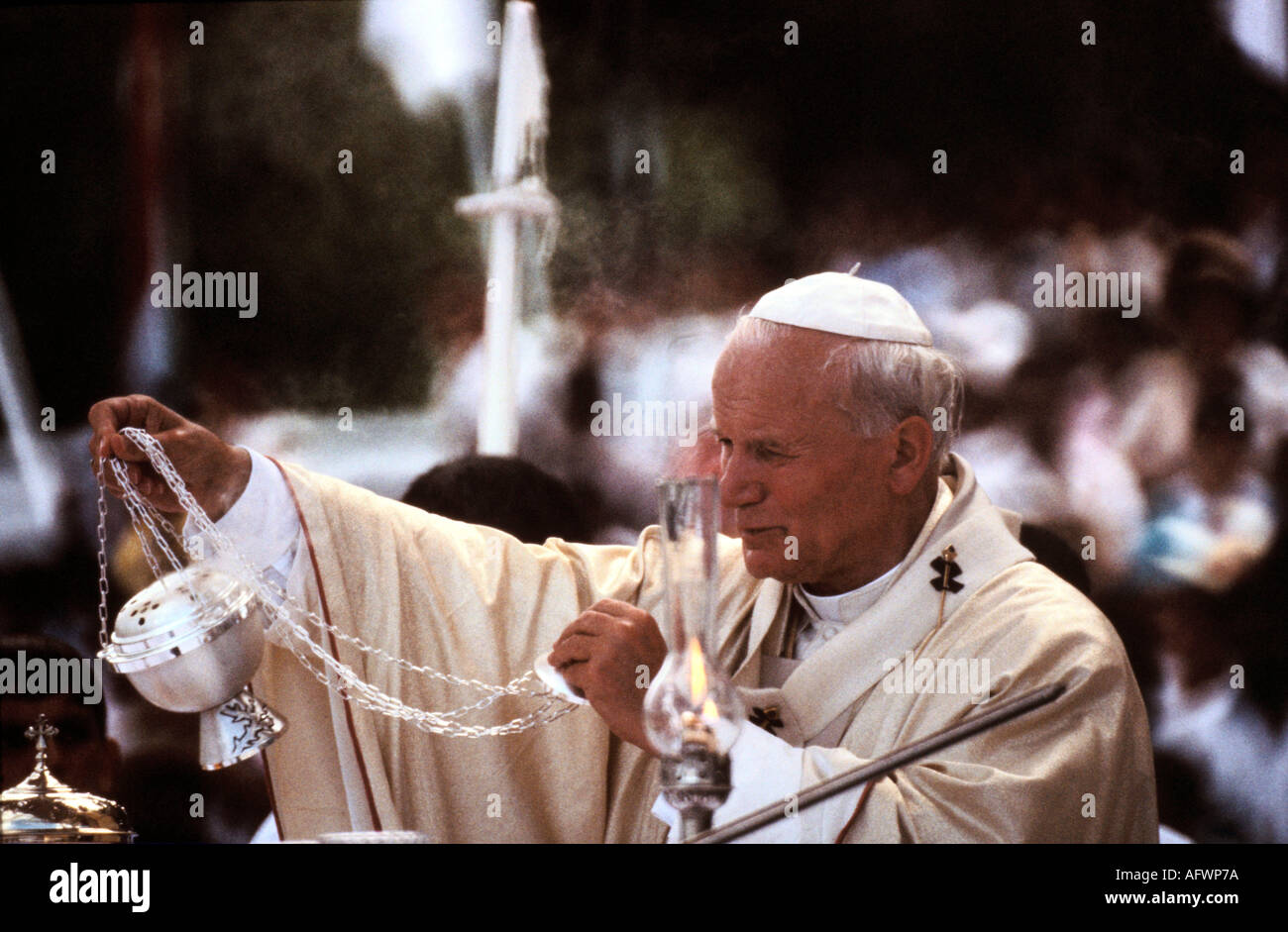 Papa Giovanni Paolo 2 1980s Regno Unito. Indossando un teschio bianco - zucchetto. Incenso bruciato in argento thurible. Visita Papale all'arena di Wembley Londra Inghilterra 1982 Foto Stock