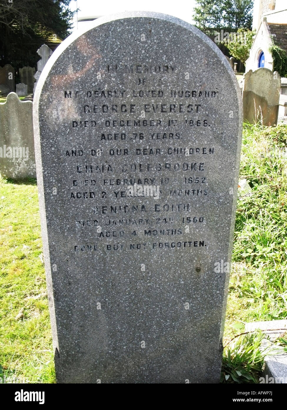 Pietra tombale del colonnello Sir George Everest nel cimitero presso il St Andrews Chiesa Hove, Sussex. Foto Stock