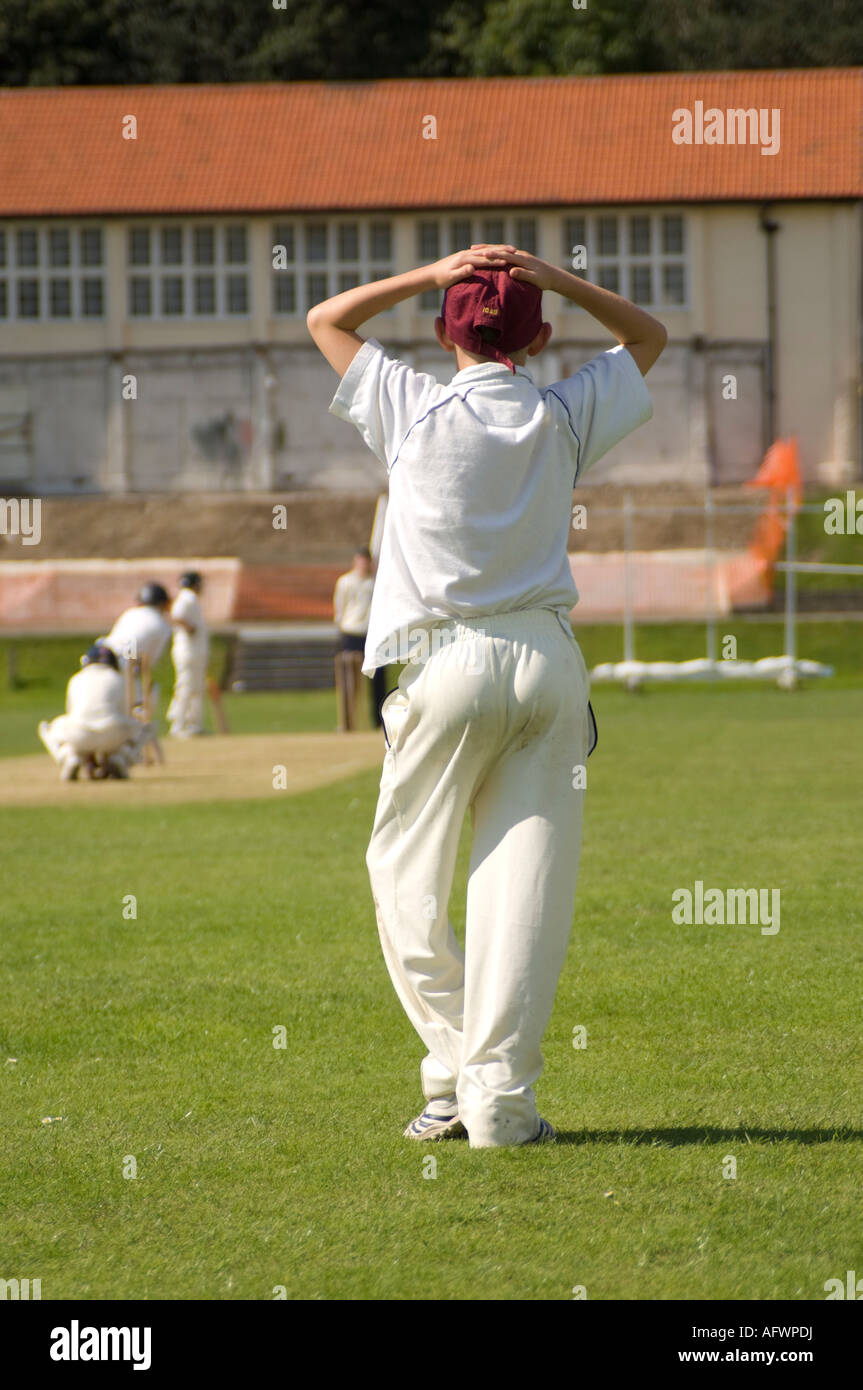 Ragazzo le mani sulla testa fielding durante il gallese sotto 10 s nazionali di concorrenza cricket Aberystwyth estate 2007 UK GB Gran Bretagna Foto Stock