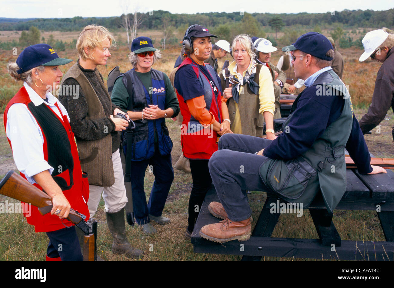 Servizio di beneficenza Clay Pigeon, Bisley shooting Ground, Surrey England. Donne con istruttori prima delle riprese. 2000 circa 2005 UK HOMER SYKES Foto Stock