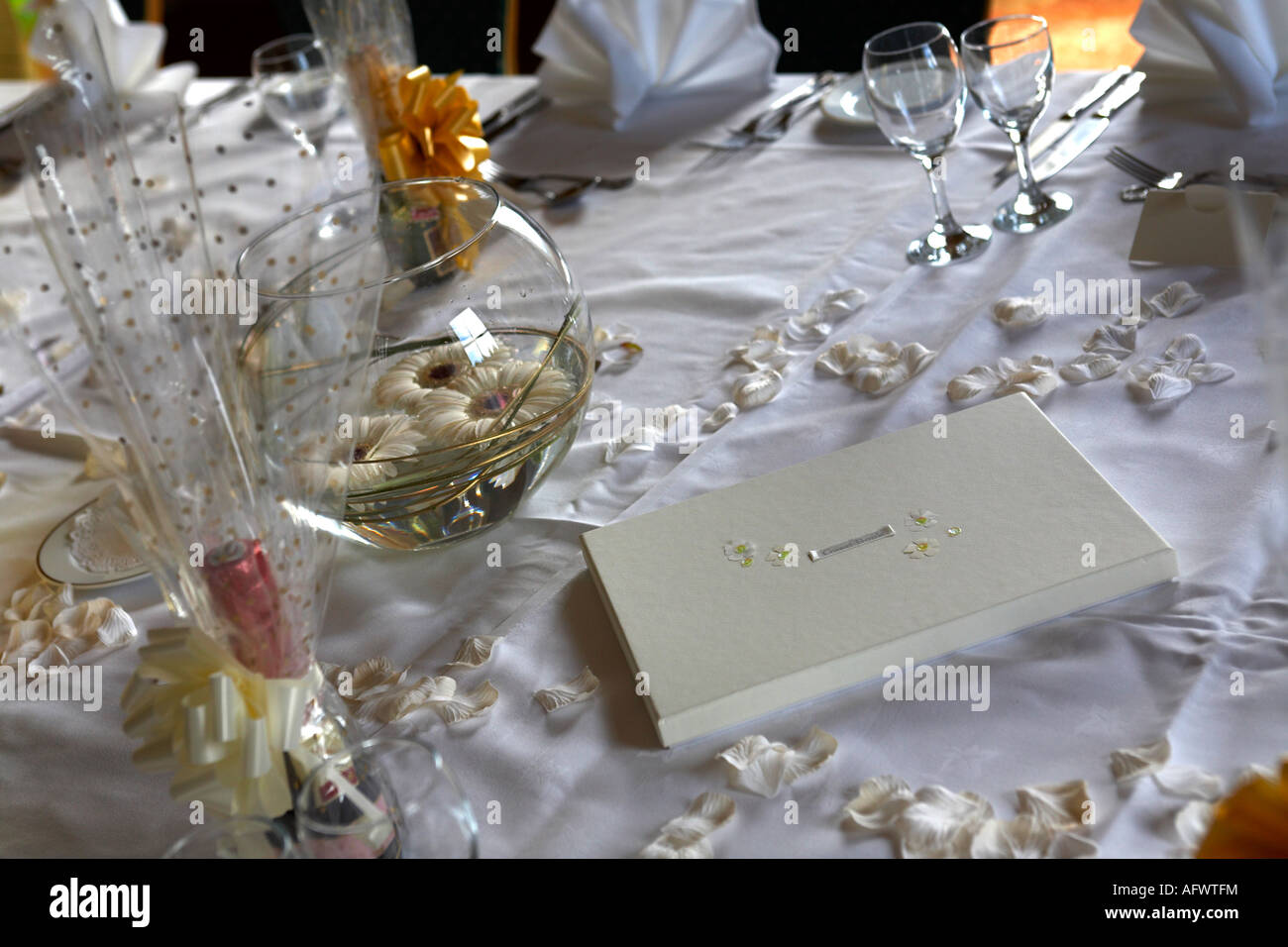 Guest book floreale le regolazioni del posto di occhiali e favorisce come tabella di decorazioni su un banchetto di nozze tabella Foto Stock