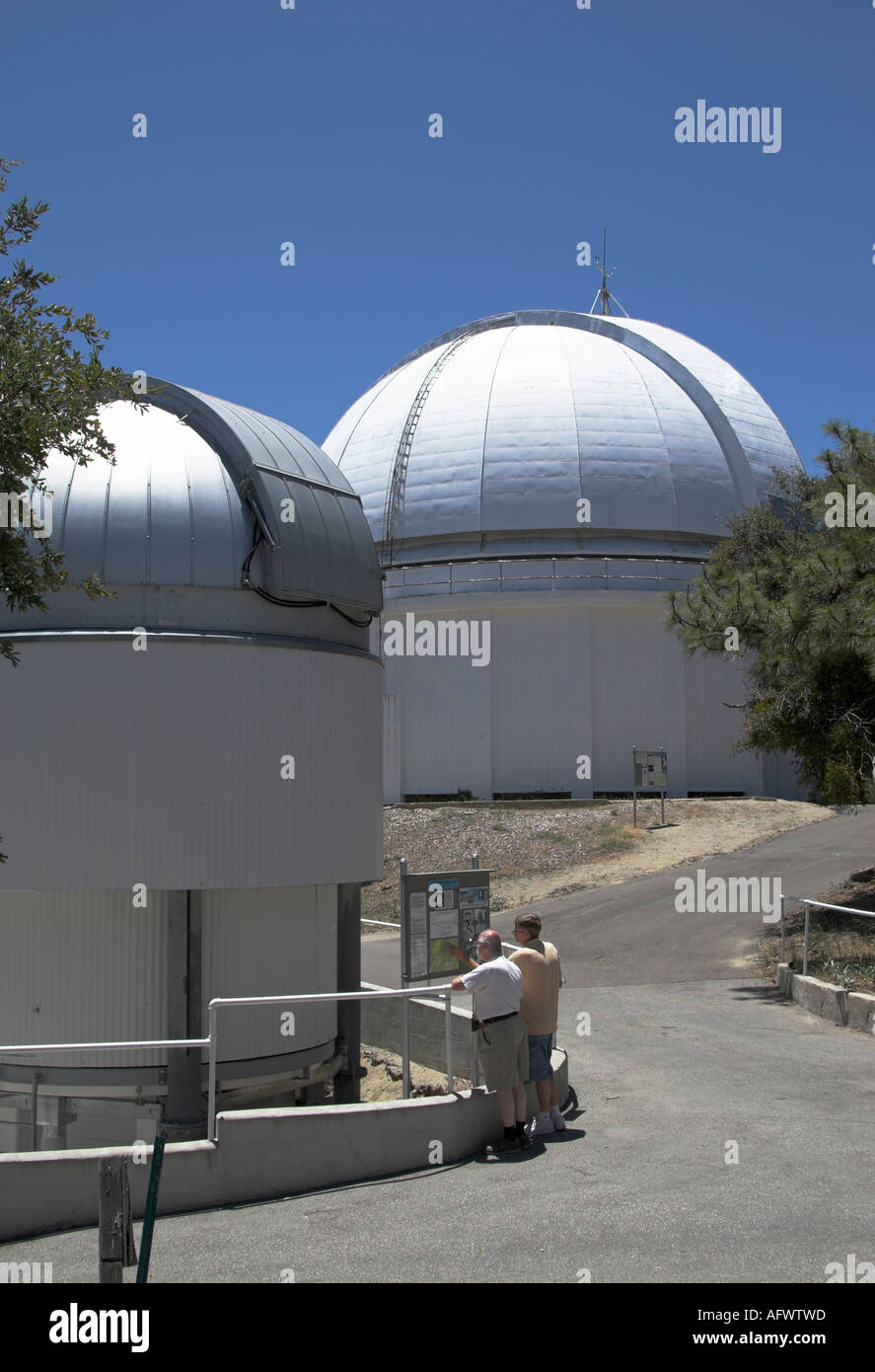 I visitatori la lettura di informazioni pubblicate nei pressi di 40-in CHARA telescopio, 60-telescopio nel retro, Mt Wilson Observatory, California Foto Stock