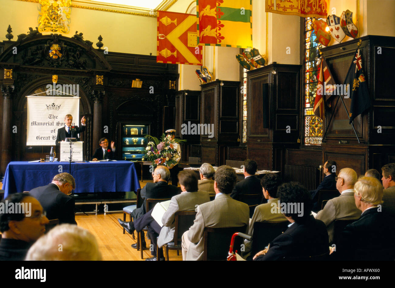 Sala d'aste Londra anni '90. Auctioneer che prende offerte da persone che sperano di acquistare il Signore del titolo Manor atti. HOMER SYKES Foto Stock